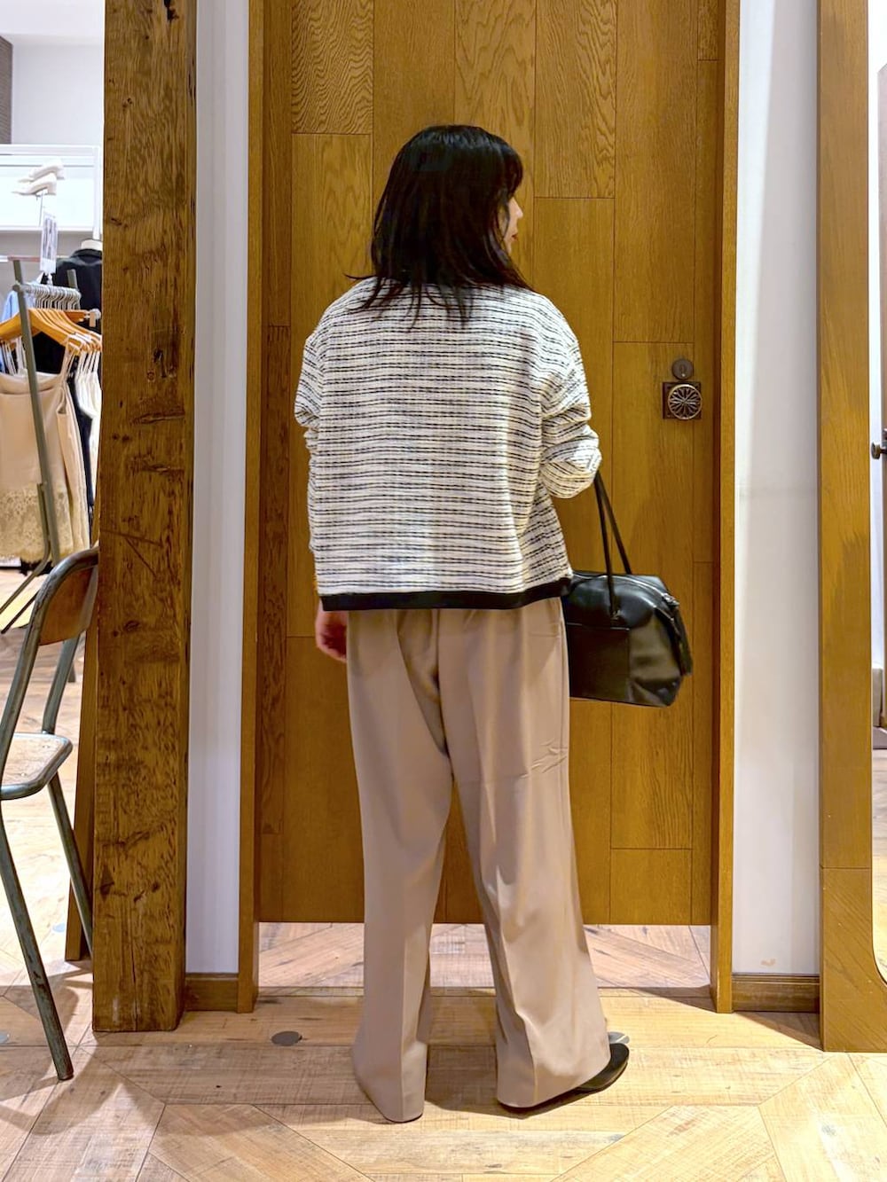 ベージュ系のカーディガン/ボレロ、ベージュ系のその他パンツ、ブラック系のパンプスを着用したレディースの秋コーディネートの3枚目の写真
