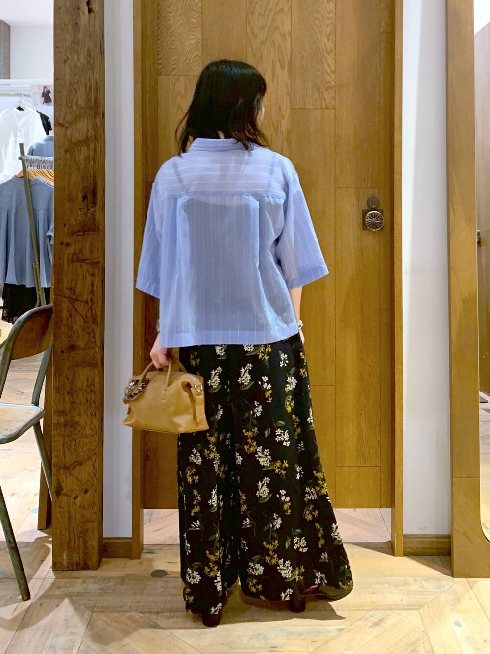 ブルー系のその他パンツ、ブルー系のシャツ/ブラウス、ブラウン系のボストンバッグを着用したレディースの夏コーディネートの3枚目の写真