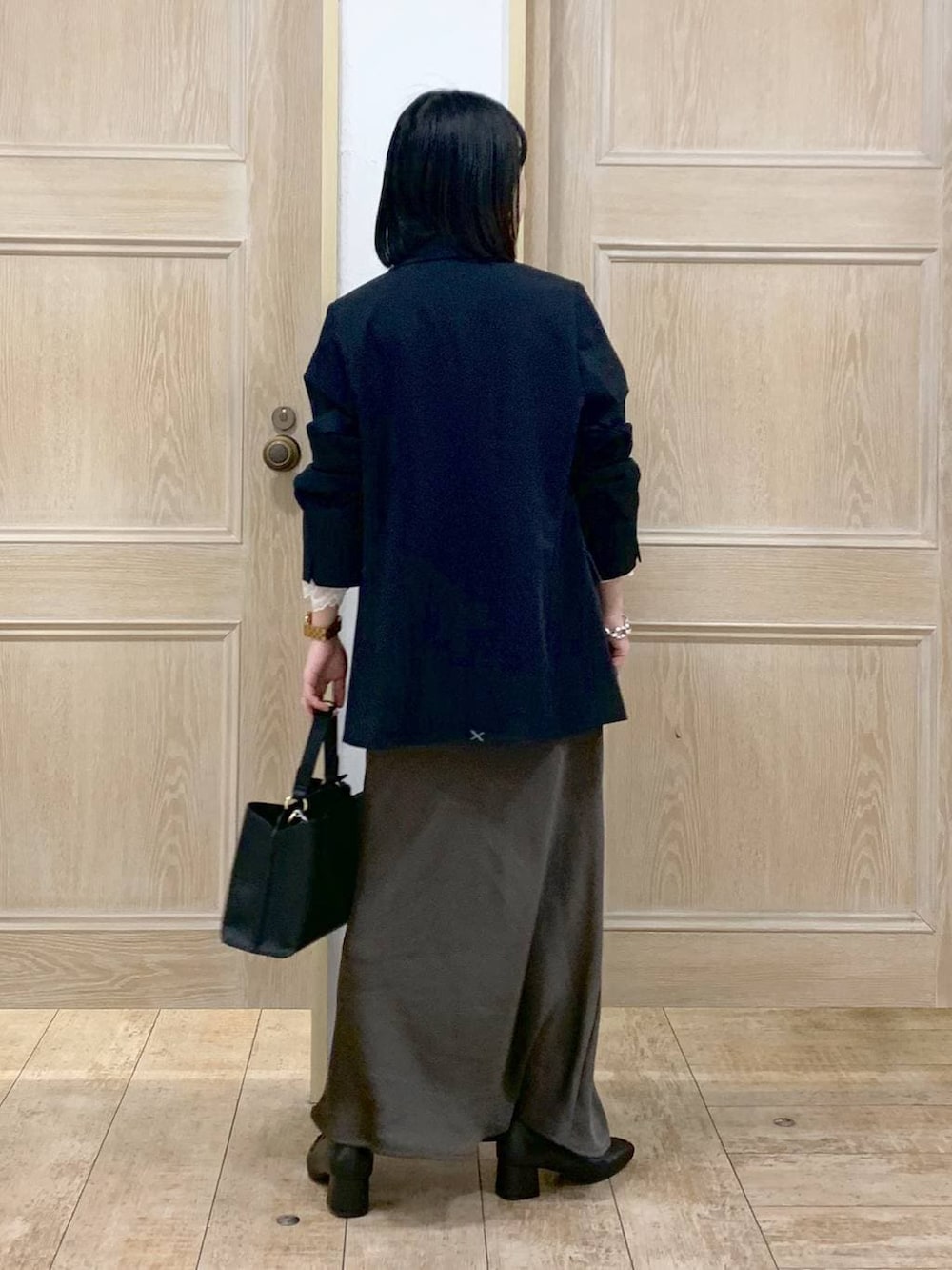 ブラック系のローファー、ホワイト系のシャツ/ブラウス、ブルー系のテーラードジャケットを着用したレディースの冬コーディネートの3枚目の写真