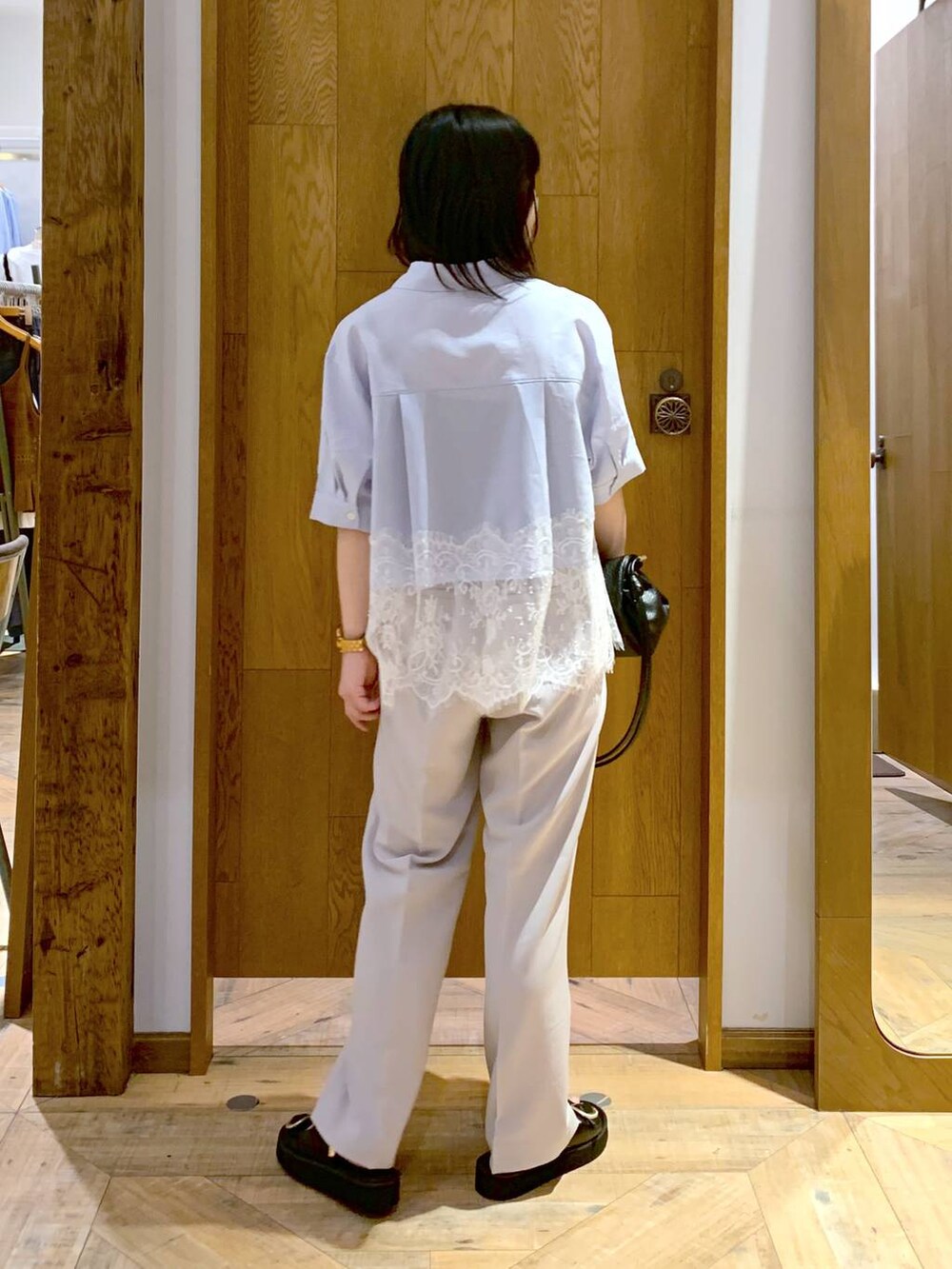ブラック系のショルダーバッグ、グレー系のその他パンツ、ブラック系のサンダルを着用したレディースの夏コーディネートの3枚目の写真