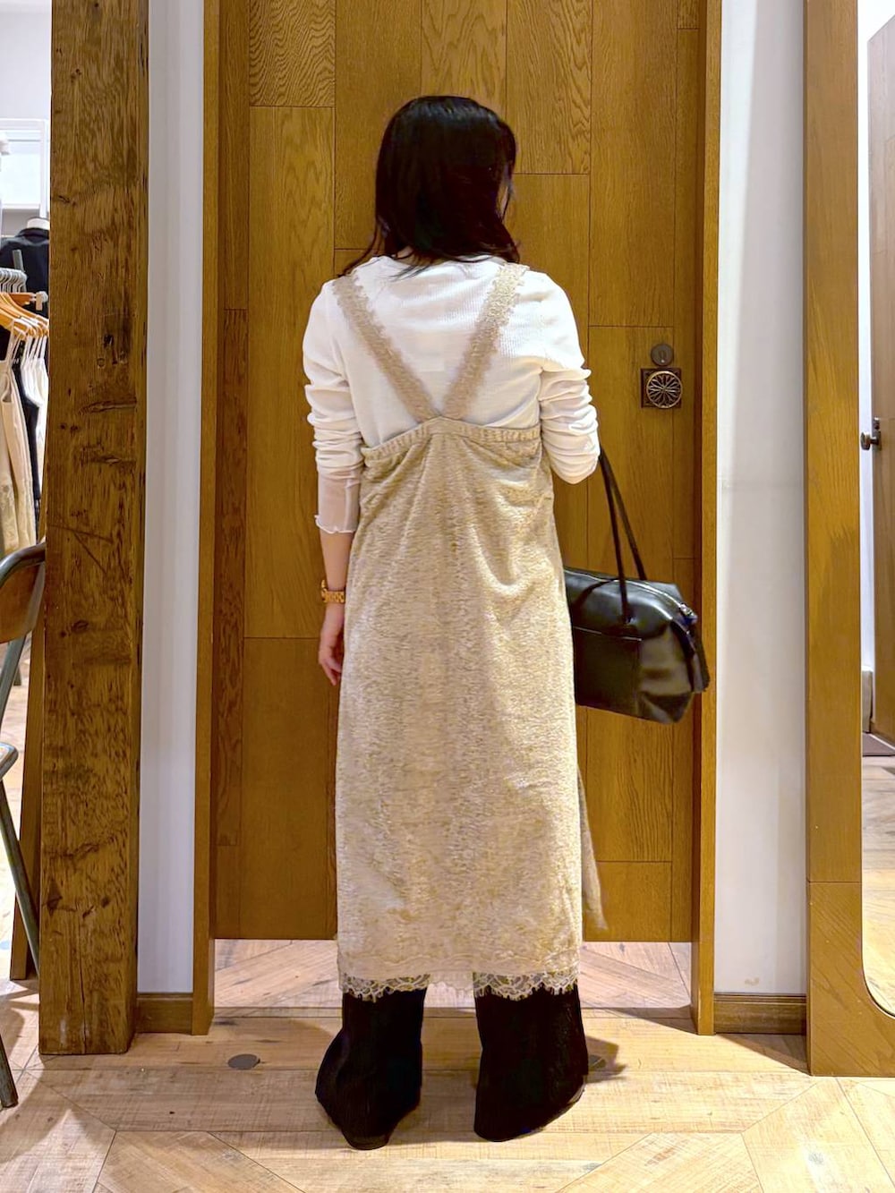 ブラック系のその他パンツ、ブラック系のパンプス、ブラック系のボストンバッグを着用したレディースの秋コーディネートの3枚目の写真