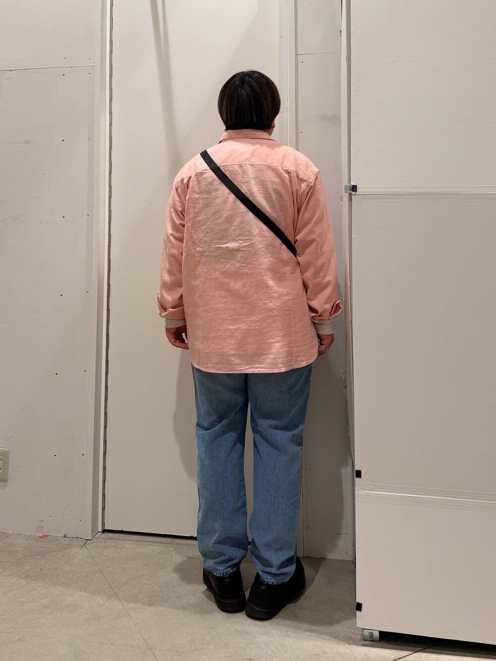 グレー系のTシャツ/カットソー、ブルー系のデニムパンツ、ピンク系のシャツ/ブラウスを着用したメンズの春コーディネートの4枚目の写真