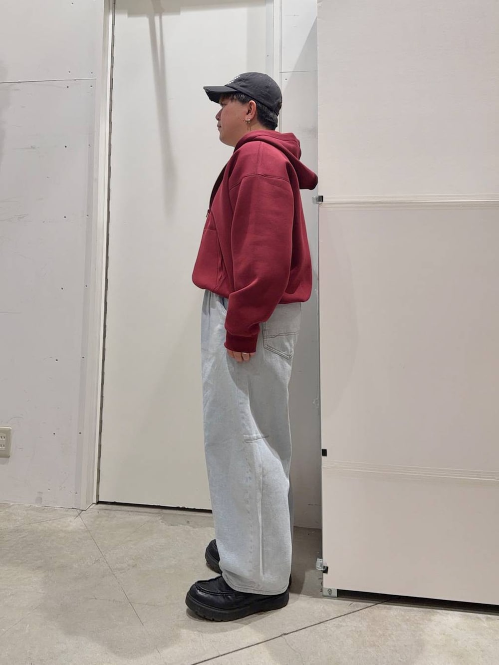 ホワイト系のTシャツ/カットソー、レッド系のパーカー、ブルー系のデニムパンツを着用したメンズの冬コーディネートの3枚目の写真