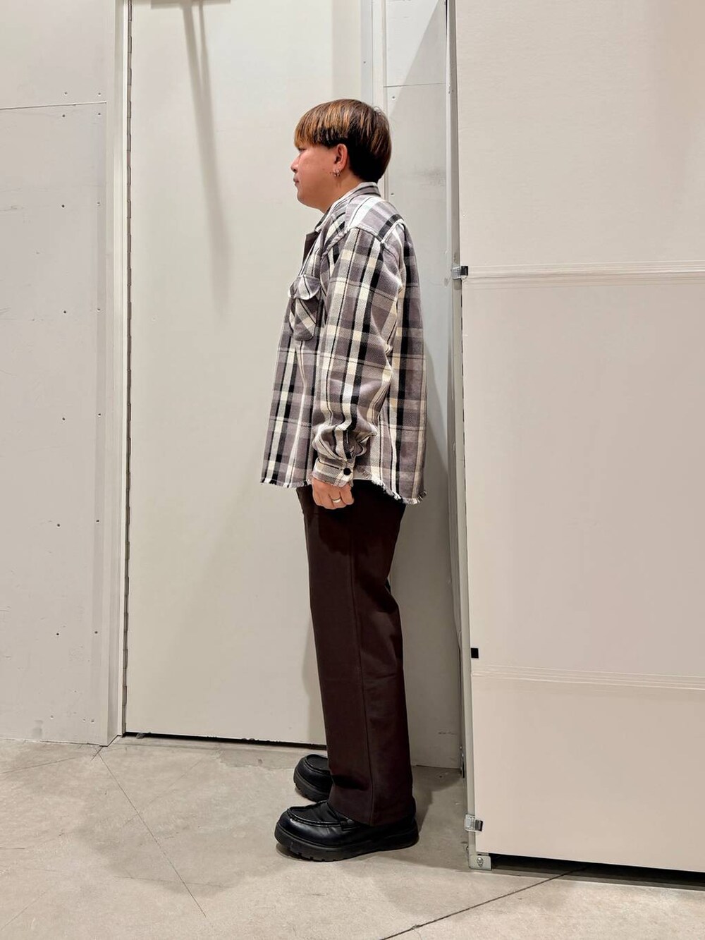 グレー系のシャツ/ブラウス、グレー系のTシャツ/カットソーを着用したメンズの冬コーディネートの3枚目の写真