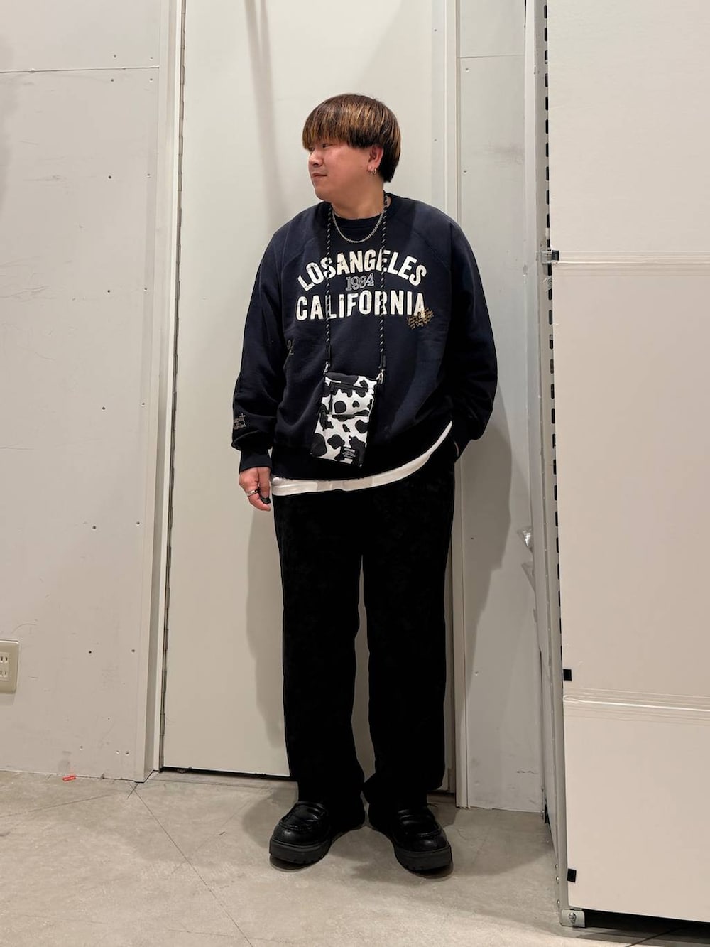 その他のショルダーバッグ、グレー系のスウェット、ホワイト系のTシャツ/カットソーを着用したメンズの春コーディネートの2枚目の写真