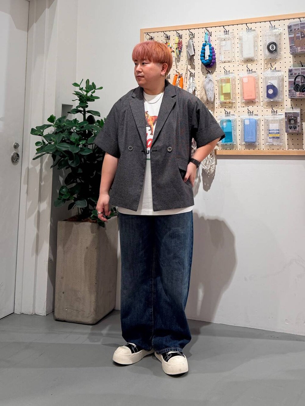 ブルー系のデニムパンツ、ホワイト系のTシャツ/カットソー、ブラック系のテーラードジャケットを着用したメンズの春コーディネートの2枚目の写真