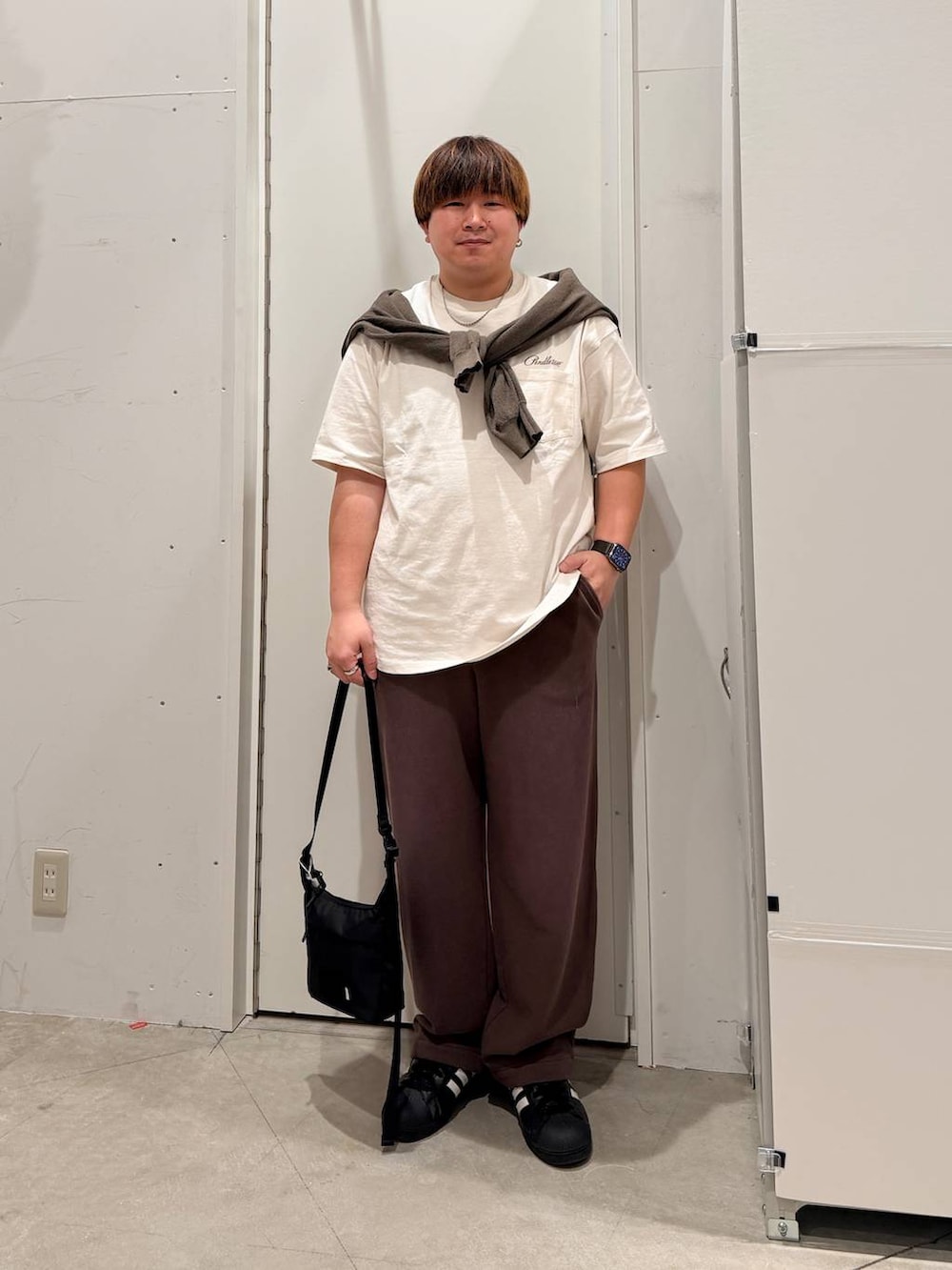 ブラック系のその他シューズ、ホワイト系のTシャツ/カットソー、ブラック系のショルダーバッグを着用したメンズの春コーディネートの4枚目の写真