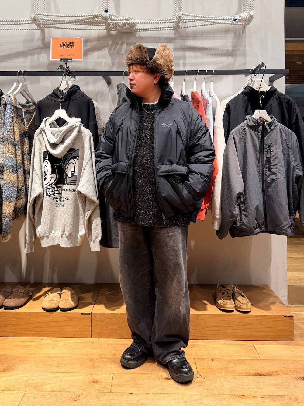 ブラック系のダウンジャケット/コート、ブラック系のデニムパンツ、ブラック系のニット/セーターを着用したメンズの冬コーディネートの2枚目の写真