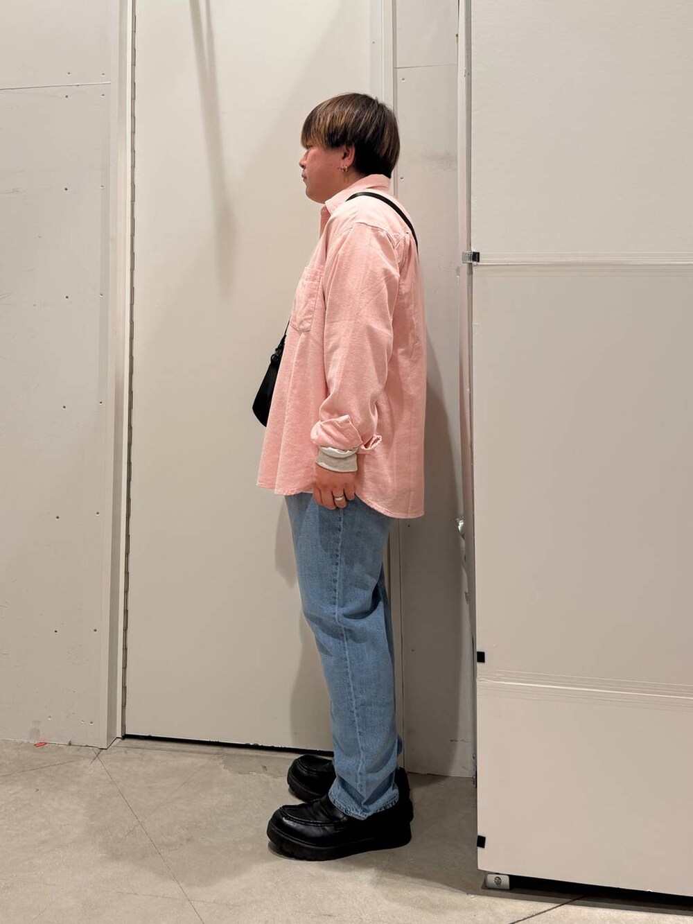 グレー系のTシャツ/カットソー、ブルー系のデニムパンツ、ピンク系のシャツ/ブラウスを着用したメンズの春コーディネートの3枚目の写真