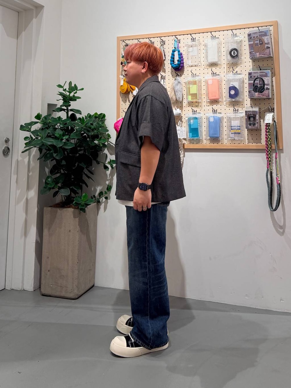 ブルー系のデニムパンツ、ホワイト系のTシャツ/カットソー、ブラック系のテーラードジャケットを着用したメンズの春コーディネートの3枚目の写真