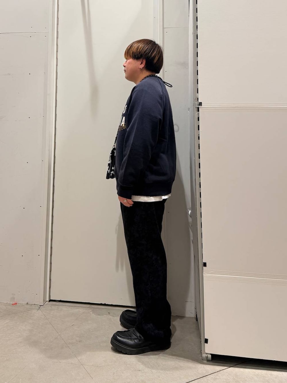 その他のショルダーバッグ、グレー系のスウェット、ホワイト系のTシャツ/カットソーを着用したメンズの春コーディネートの3枚目の写真