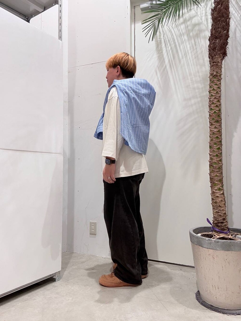 ブラック系のデニムパンツ、ブルー系のシャツ/ブラウス、ホワイト系のTシャツ/カットソーを着用したメンズの秋コーディネートの3枚目の写真