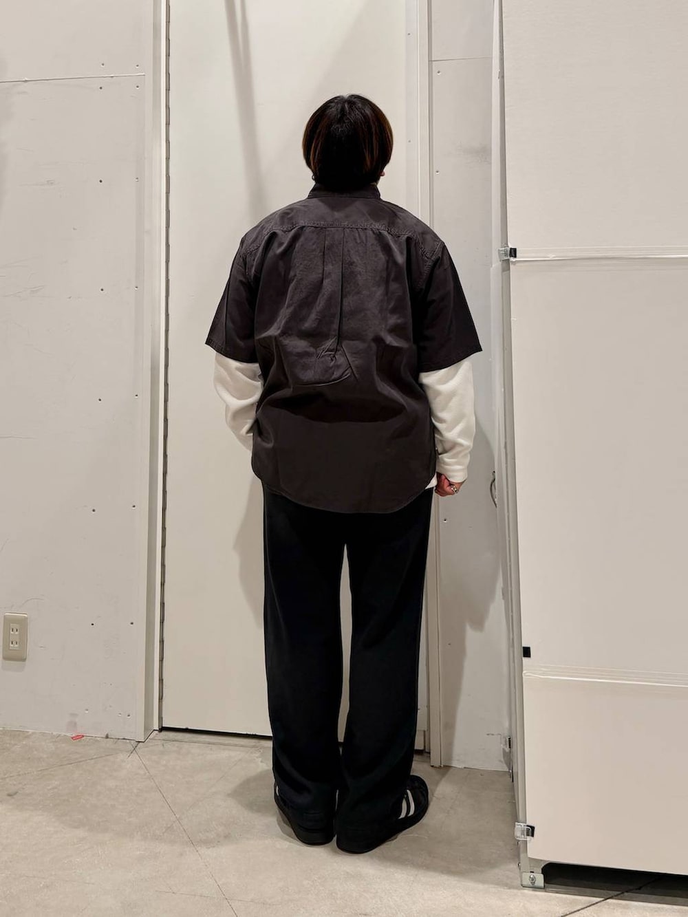 ブラック系のその他シューズ、ホワイト系のTシャツ/カットソー、グレー系のシャツ/ブラウスを着用したメンズの春コーディネートの4枚目の写真