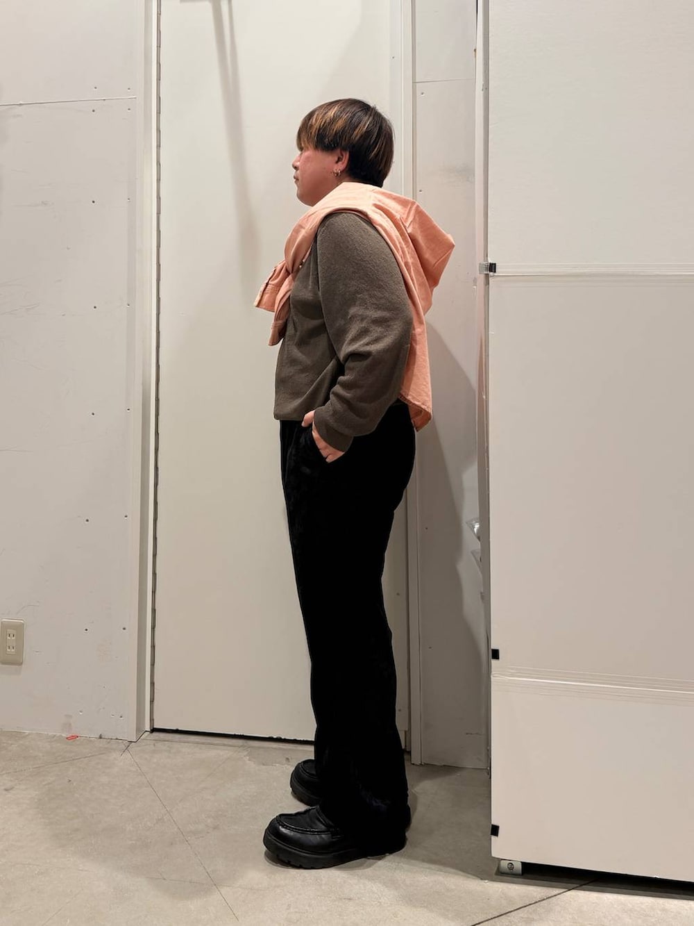 ピンク系のシャツ/ブラウス、ブラック系のその他パンツ、グリーン系のニット/セーターを着用したメンズの春コーディネートの3枚目の写真