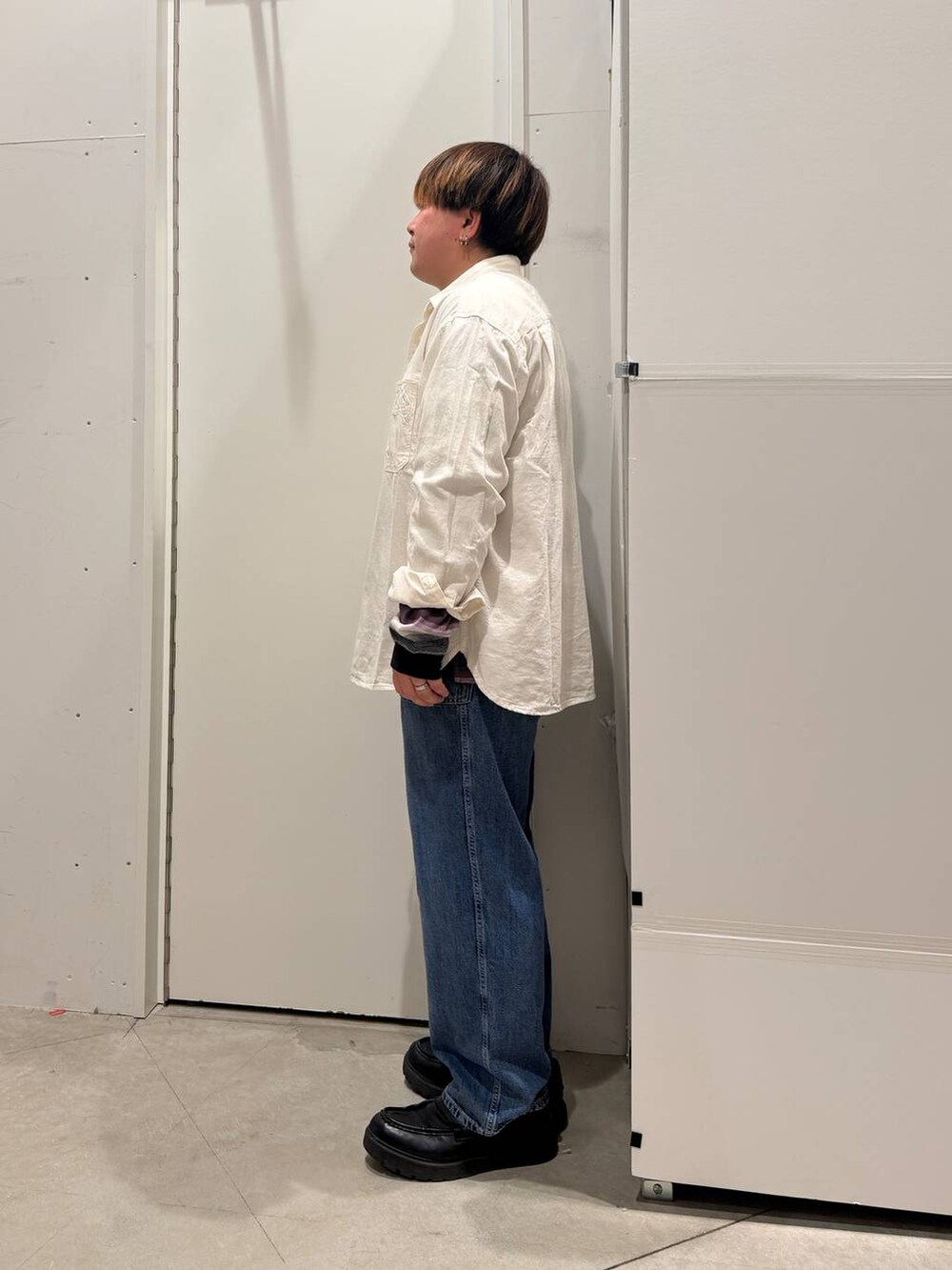 パープル系のTシャツ/カットソー、ブルー系のデニムパンツ、ホワイト系のシャツ/ブラウスを着用したメンズの春コーディネートの3枚目の写真