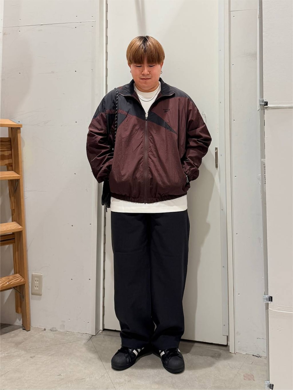 グレー系のその他パンツ、ブラック系のその他シューズ、ブラック系のショルダーバッグを着用したメンズの秋コーディネートの2枚目の写真