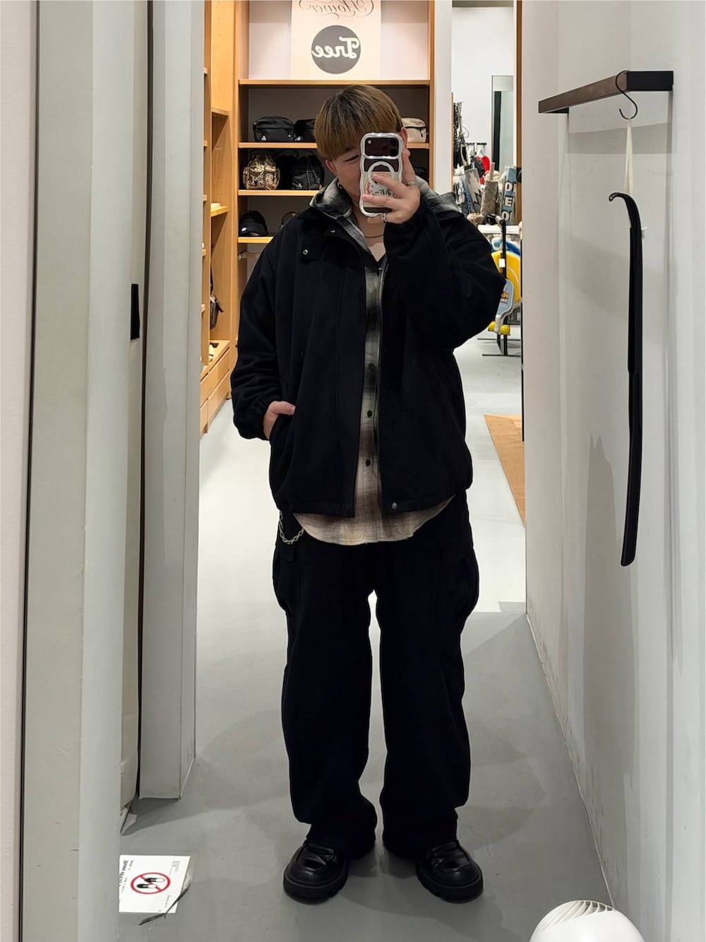 ブラック系のカーゴパンツ、ブラック系のシャツ/ブラウス、ブラック系のブルゾンを着用したメンズの秋コーディネートの2枚目の写真
