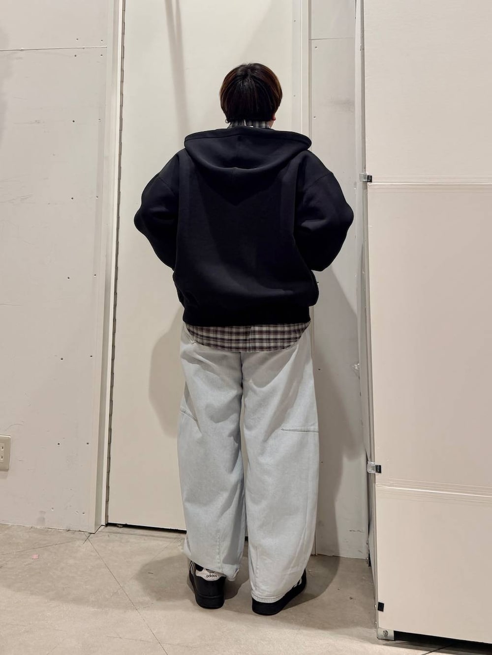 ブラック系のその他シューズ、ブルー系のデニムパンツ、グリーン系のシャツ/ブラウスを着用したメンズの春コーディネートの4枚目の写真