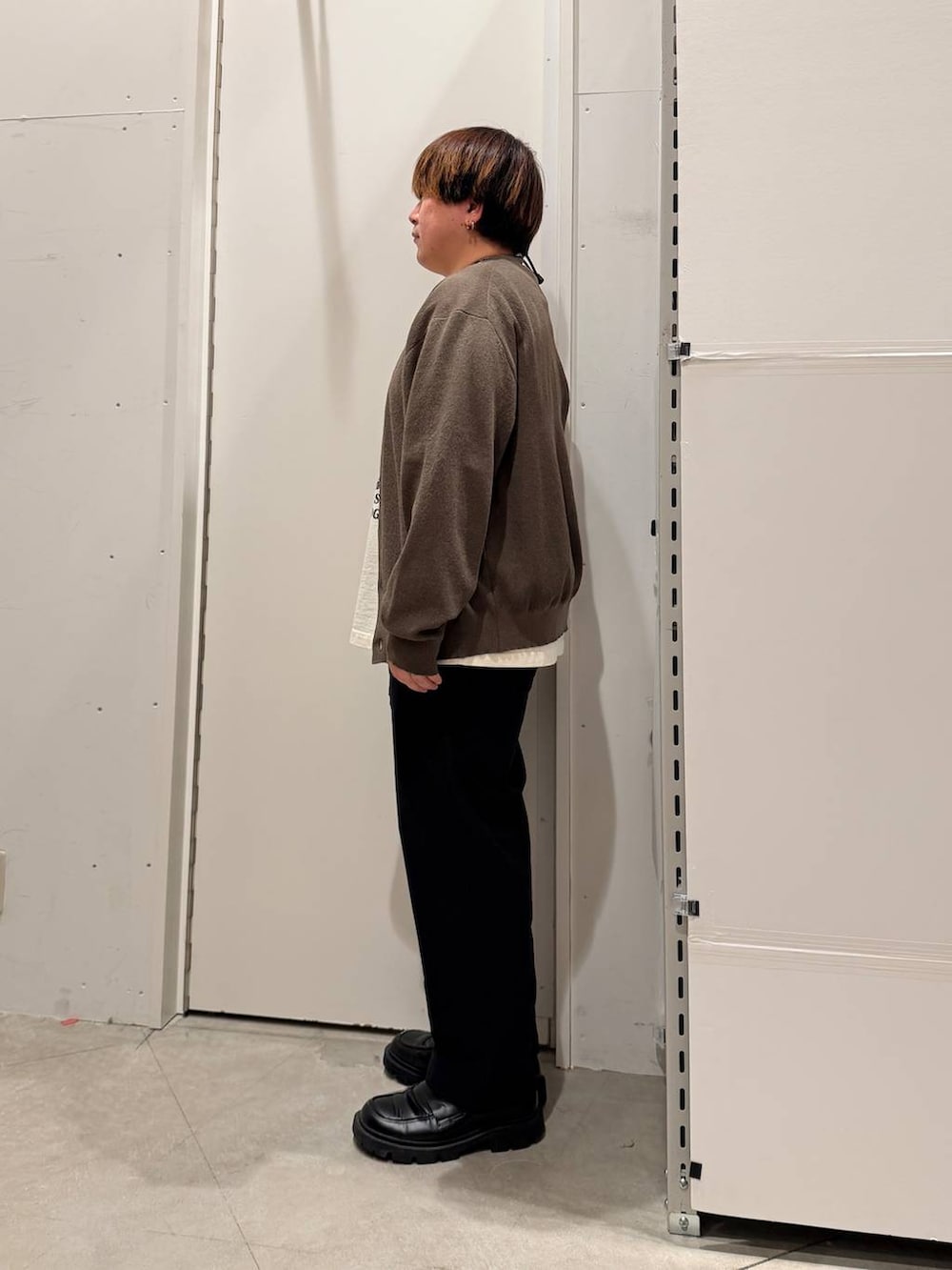 ブラック系のその他パンツ、グリーン系のカーディガン/ボレロ、ホワイト系のTシャツ/カットソーを着用したメンズの春コーディネートの2枚目の写真