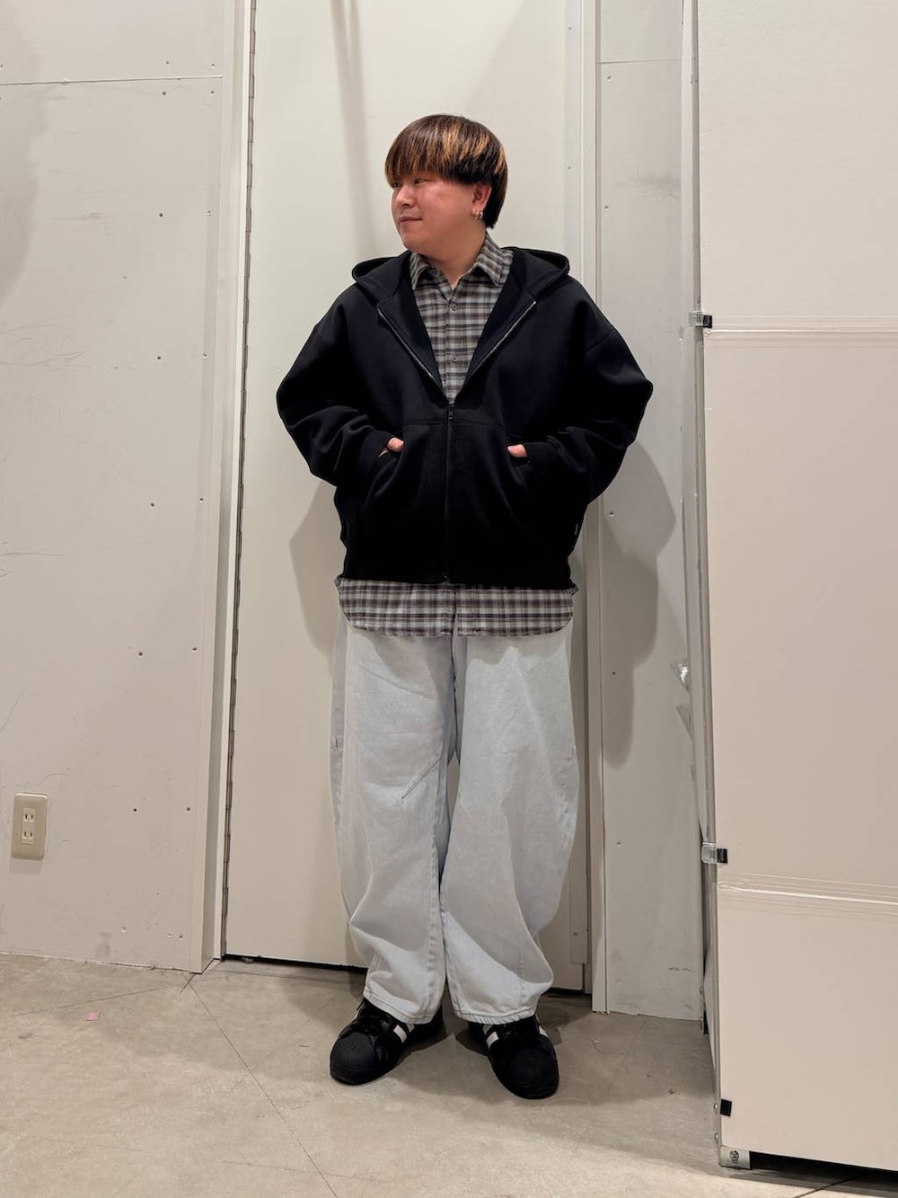 ブラック系のその他シューズ、ブルー系のデニムパンツ、グリーン系のシャツ/ブラウスを着用したメンズの春コーディネートの2枚目の写真