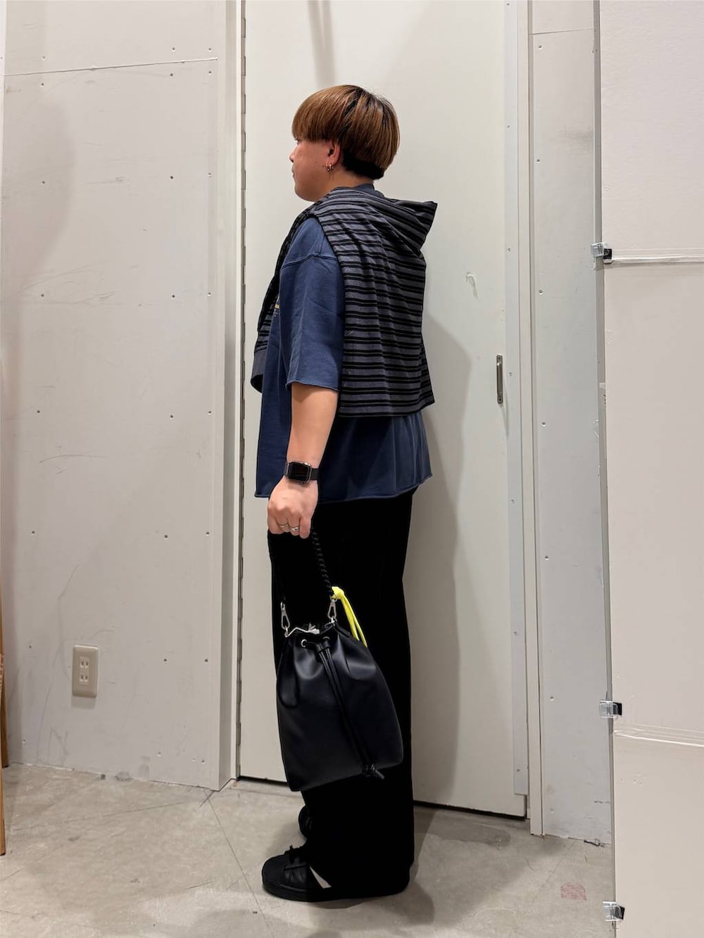 ブルー系のTシャツ/カットソー、グレー系のTシャツ/カットソー、ブラック系のその他シューズを着用したメンズの秋コーディネートの3枚目の写真