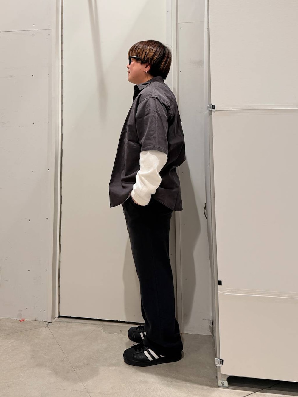 ブラック系のその他シューズ、ホワイト系のTシャツ/カットソー、グレー系のシャツ/ブラウスを着用したメンズの春コーディネートの3枚目の写真