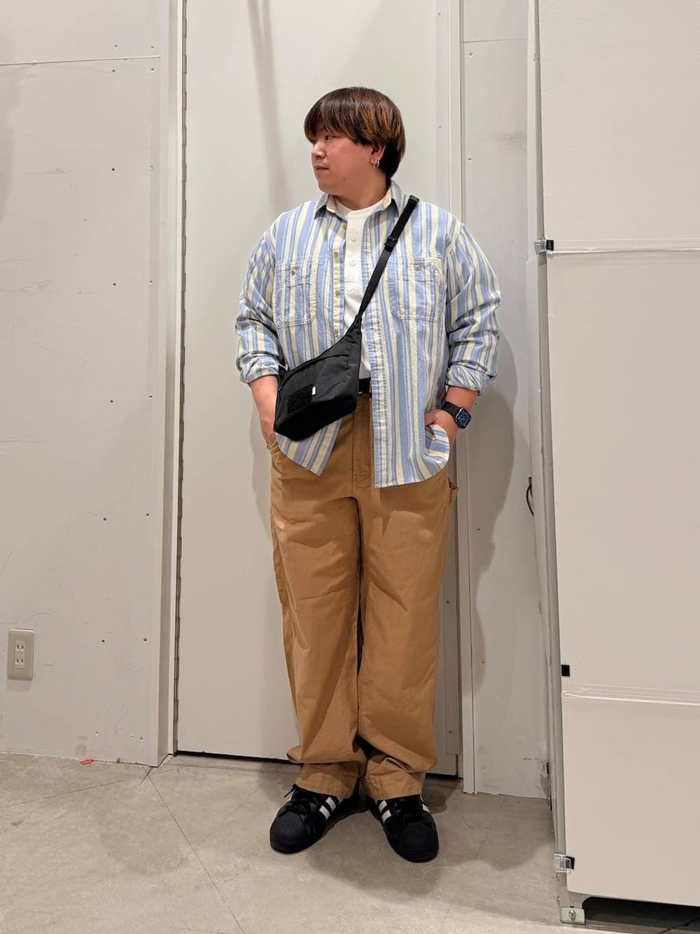 ブラック系のその他シューズ、ブルー系のシャツ/ブラウス、ベージュ系のその他パンツを着用したメンズの春コーディネートの2枚目の写真