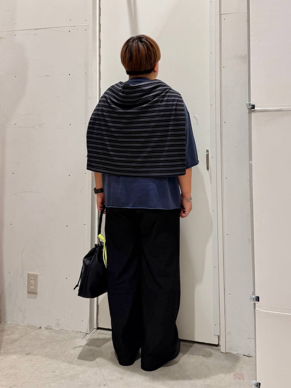 ブルー系のTシャツ/カットソー、グレー系のTシャツ/カットソー、ブラック系のその他シューズを着用したメンズの秋コーディネートの4枚目の写真