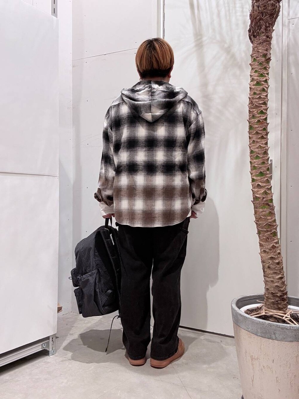 ブラック系のその他パンツ、ブラック系のバックパック/リュック、ホワイト系のTシャツ/カットソーを着用したメンズの秋コーディネートの5枚目の写真