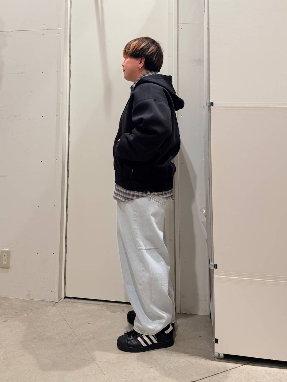 ブラック系のその他シューズ、ブルー系のデニムパンツ、グリーン系のシャツ/ブラウスを着用したメンズの春コーディネートの3枚目の写真