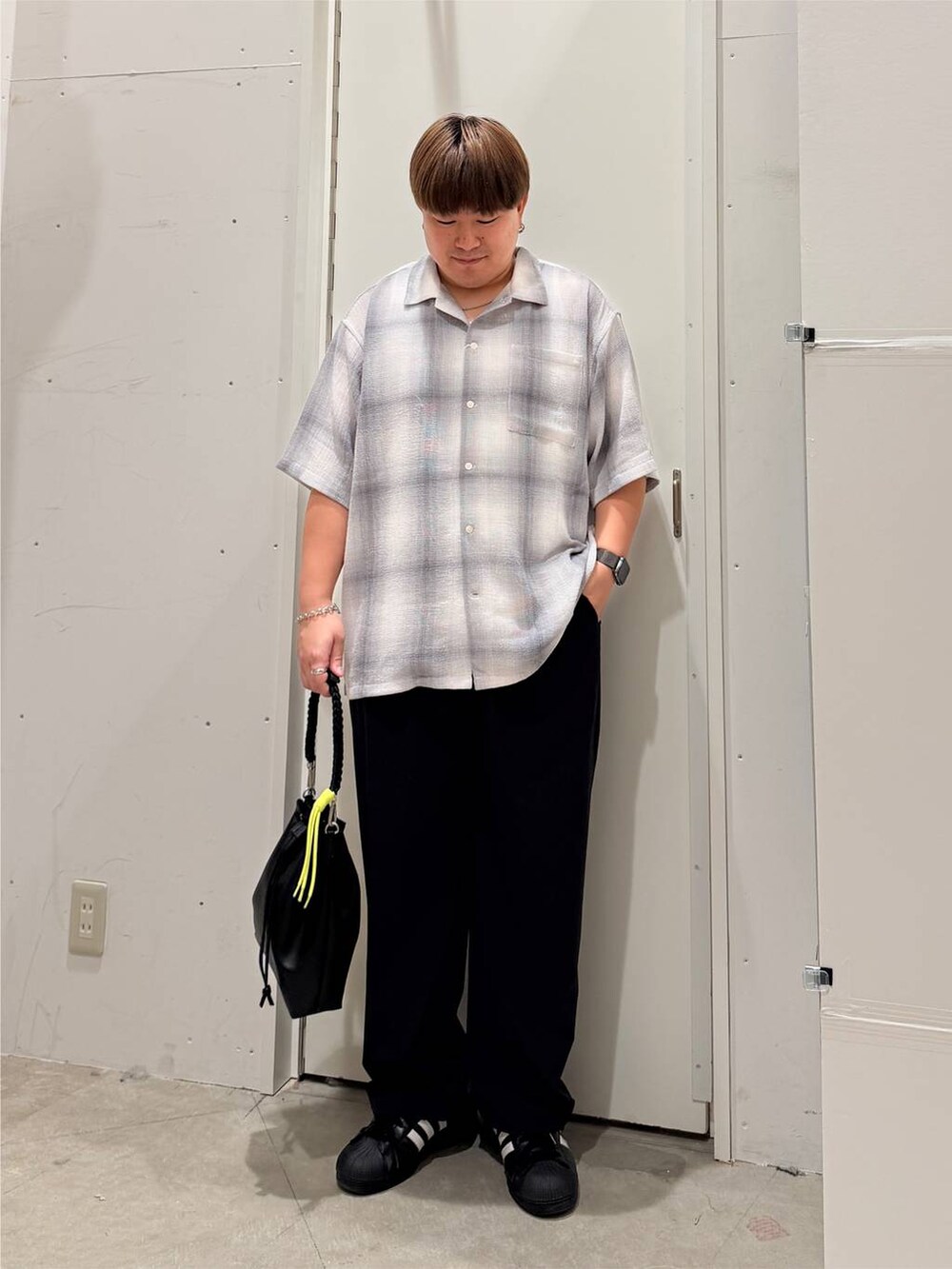 ホワイト系のタンクトップ、グレー系のシャツ/ブラウス、ブラック系のその他シューズを着用したメンズの夏コーディネートの2枚目の写真