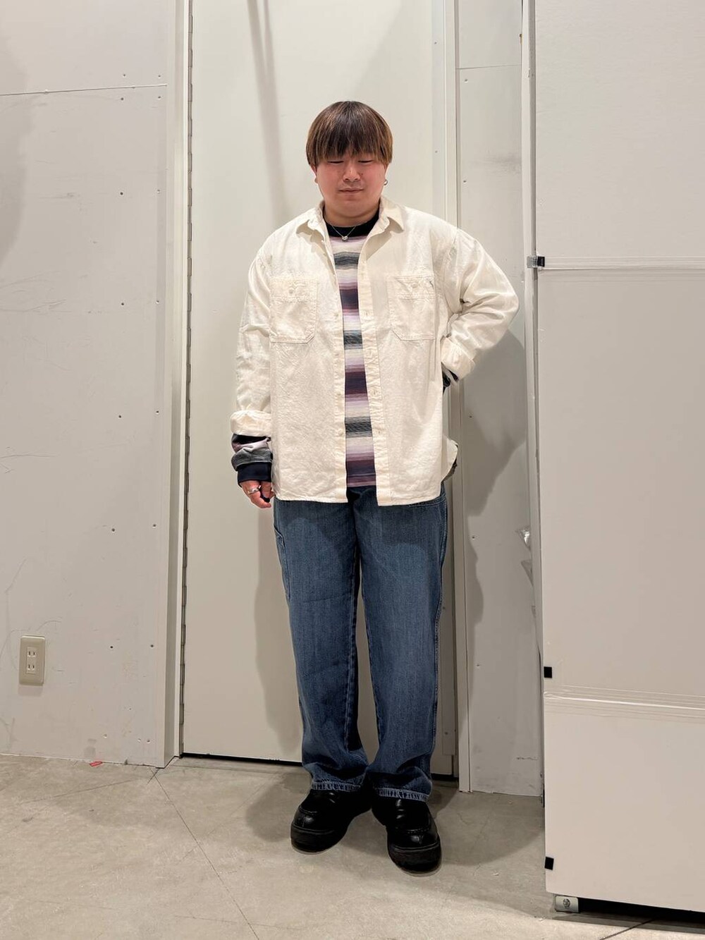 パープル系のTシャツ/カットソー、ブルー系のデニムパンツ、ホワイト系のシャツ/ブラウスを着用したメンズの春コーディネートの2枚目の写真