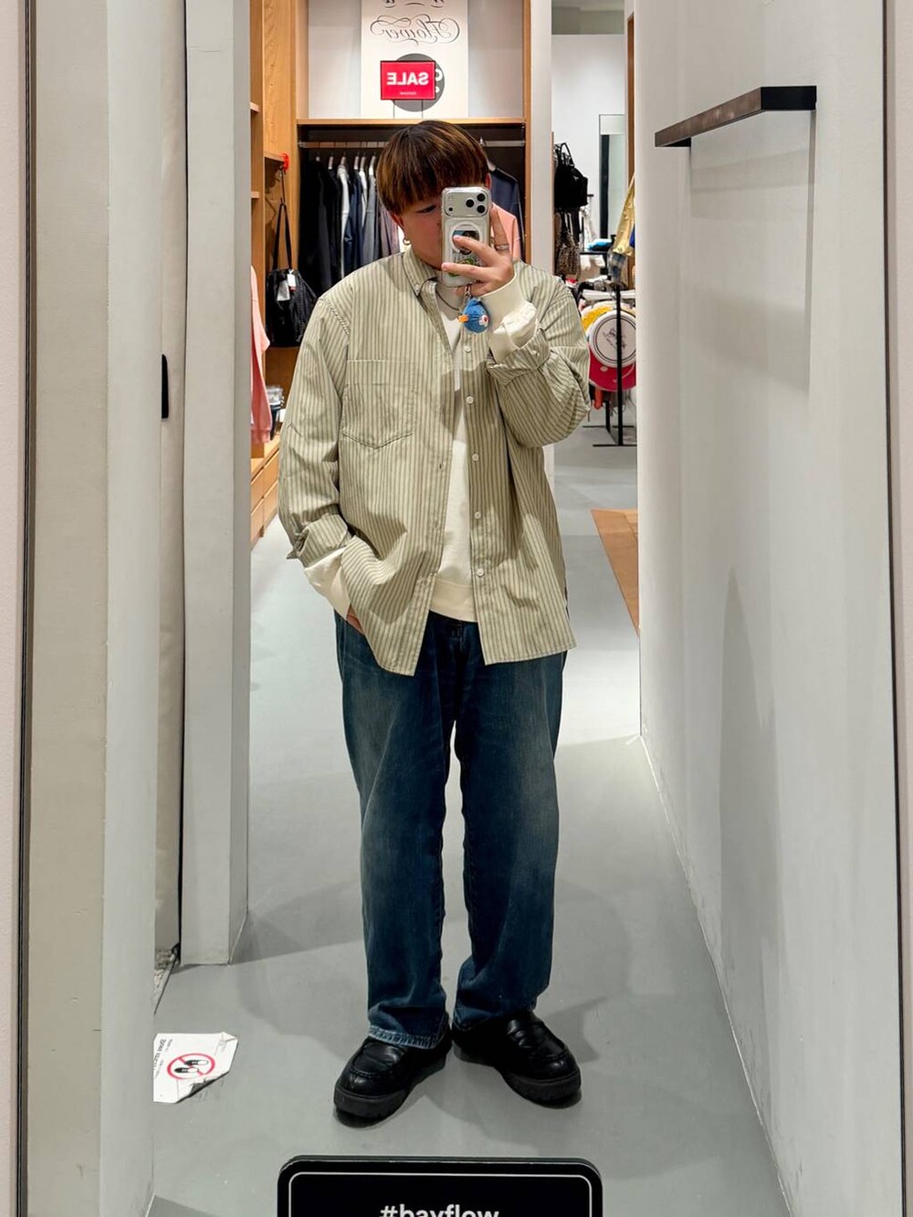 ブルー系のデニムパンツ、ホワイト系のTシャツ/カットソー、グリーン系のシャツ/ブラウスを着用したメンズの冬コーディネートの2枚目の写真