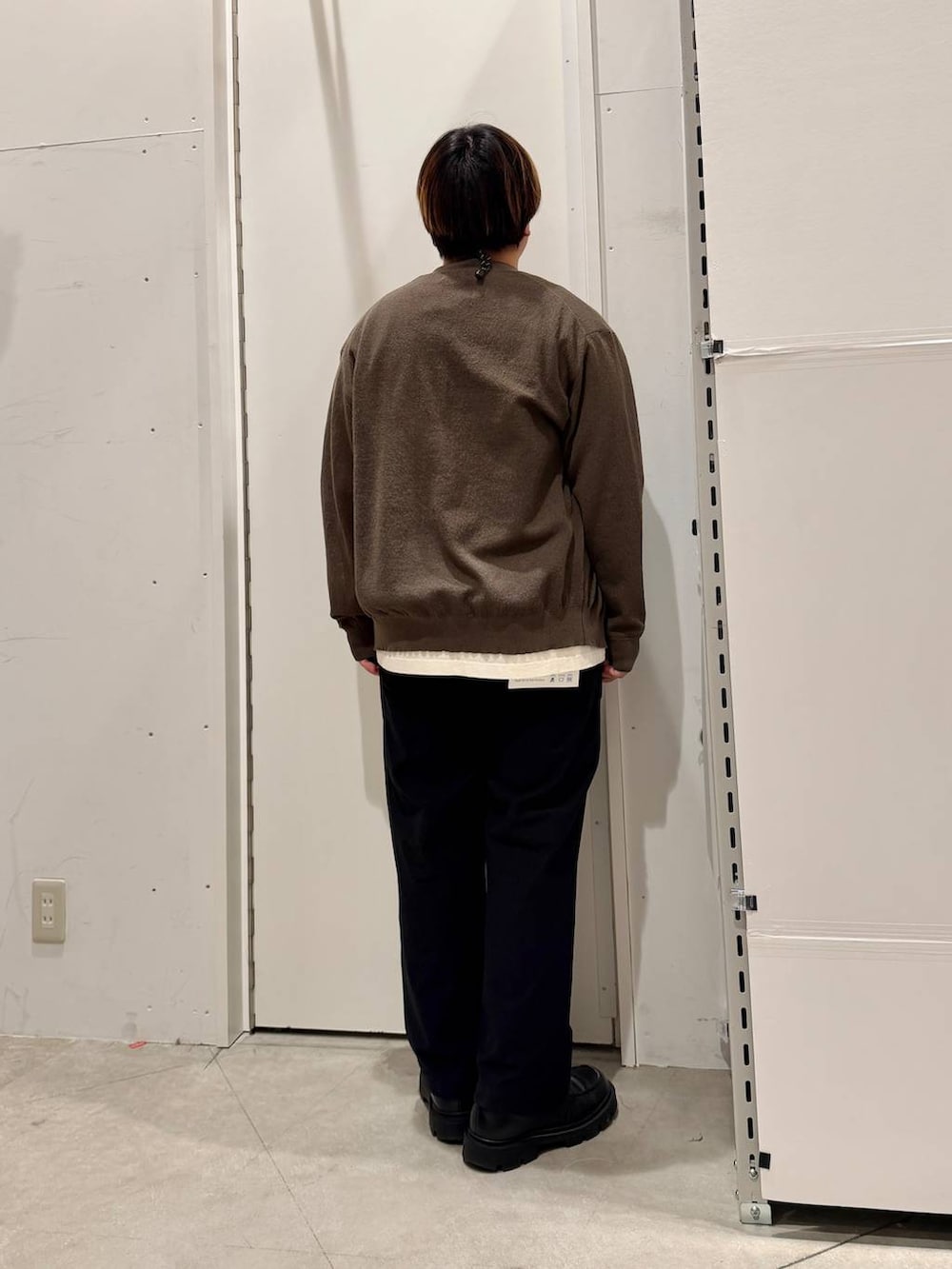 ブラック系のその他パンツ、グリーン系のカーディガン/ボレロ、ホワイト系のTシャツ/カットソーを着用したメンズの春コーディネートの3枚目の写真