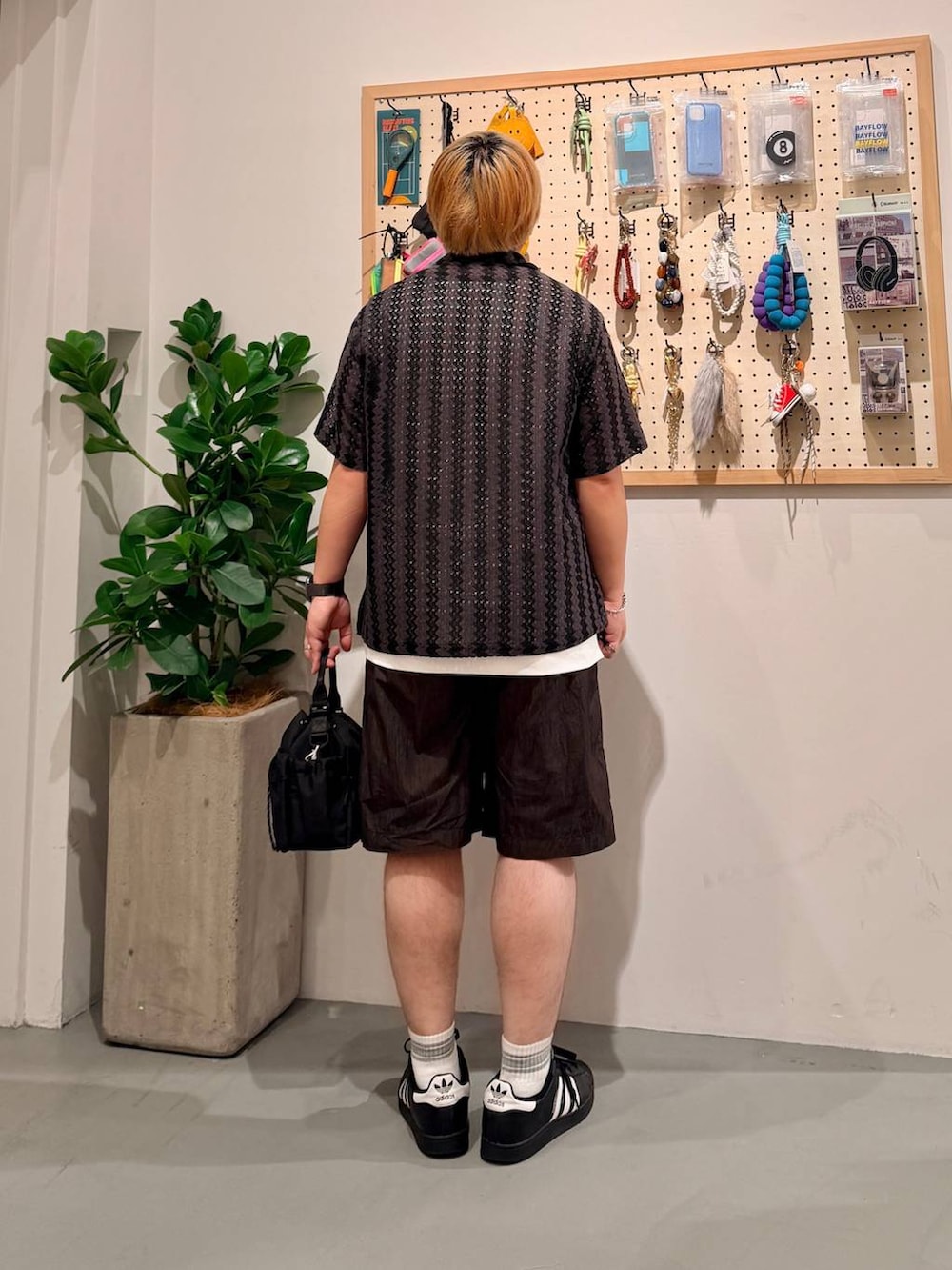 ブラック系のその他シューズ、ブラック系のショルダーバッグ、グレー系のシャツ/ブラウスを着用したメンズの夏コーディネートの4枚目の写真