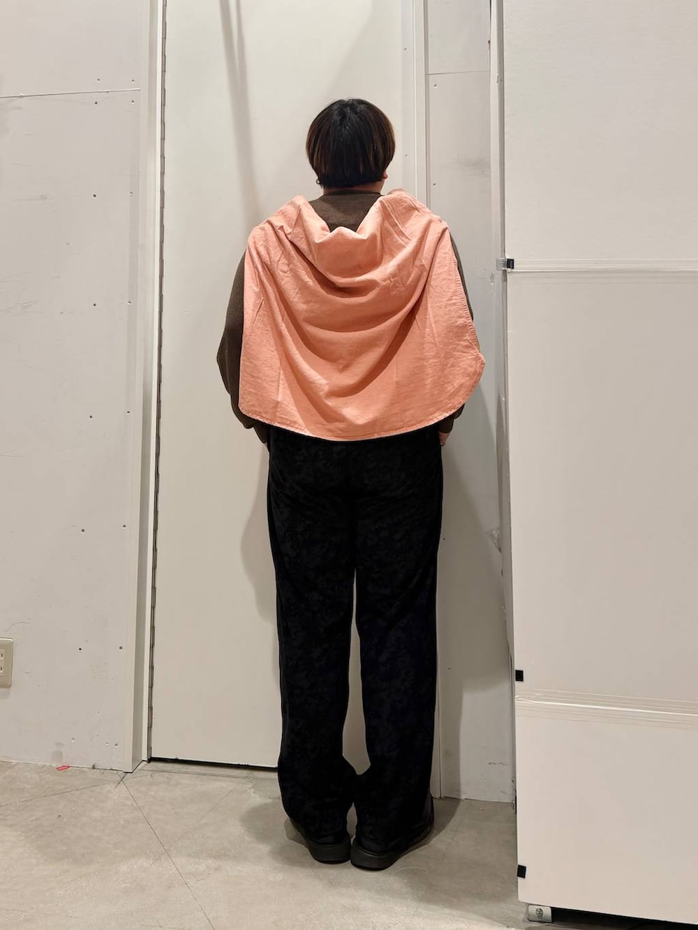 ピンク系のシャツ/ブラウス、ブラック系のその他パンツ、グリーン系のニット/セーターを着用したメンズの春コーディネートの4枚目の写真