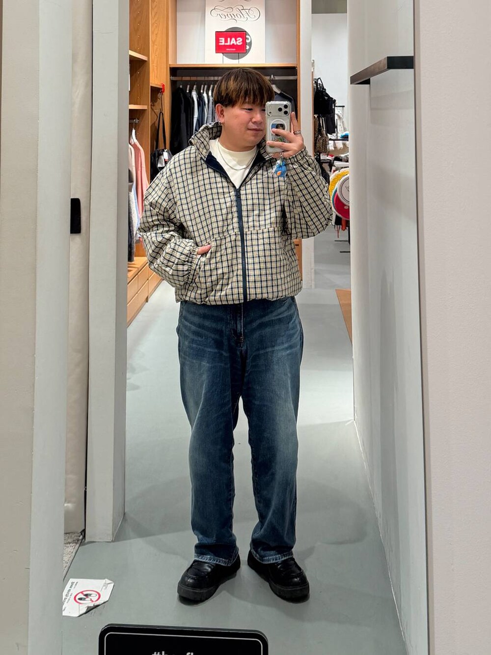 その他のブルゾン、ブルー系のデニムパンツ、ホワイト系のTシャツ/カットソーを着用したメンズの冬コーディネートの2枚目の写真