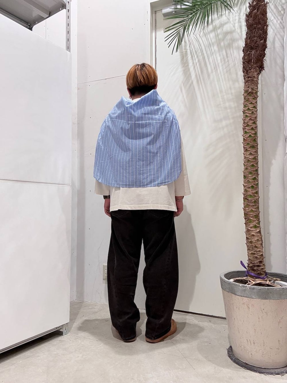 ブラック系のデニムパンツ、ブルー系のシャツ/ブラウス、ホワイト系のTシャツ/カットソーを着用したメンズの秋コーディネートの4枚目の写真