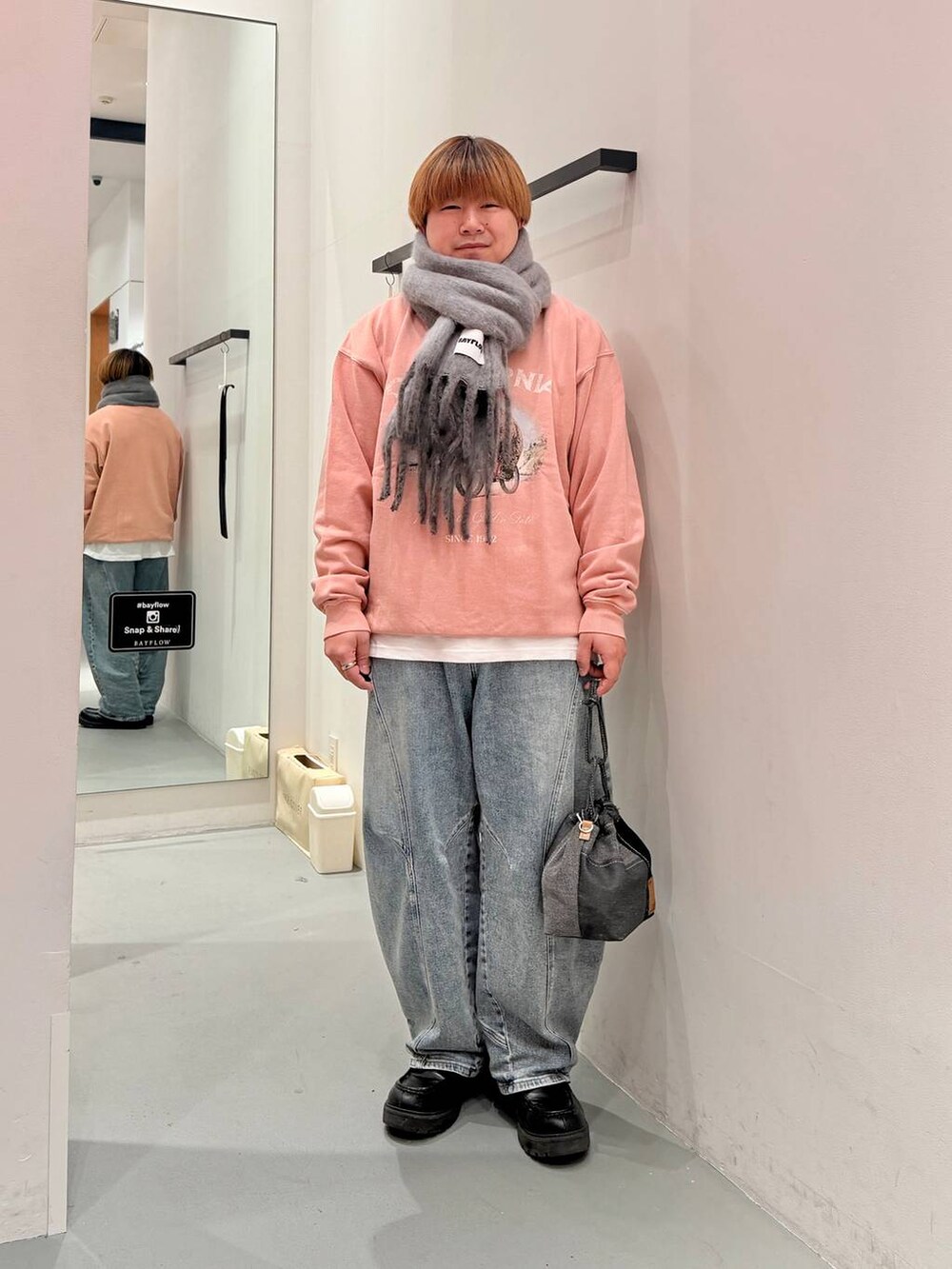 ピンク系のスウェット、ホワイト系のTシャツ/カットソー、ブルー系のデニムパンツを着用したメンズの冬コーディネートの2枚目の写真