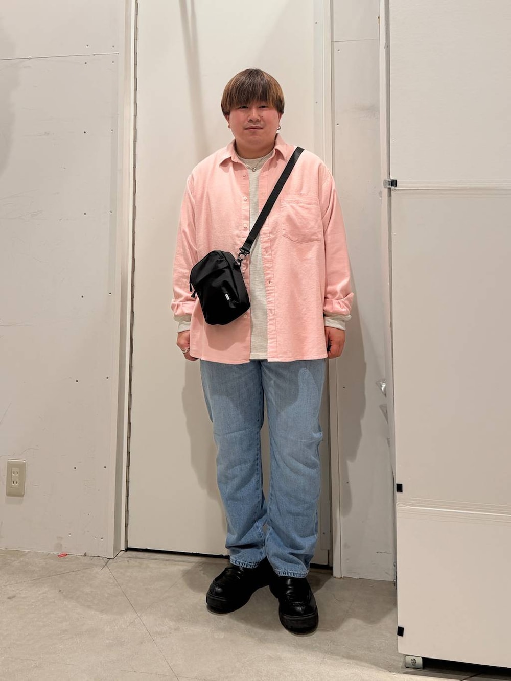 グレー系のTシャツ/カットソー、ブルー系のデニムパンツ、ピンク系のシャツ/ブラウスを着用したメンズの春コーディネートの2枚目の写真