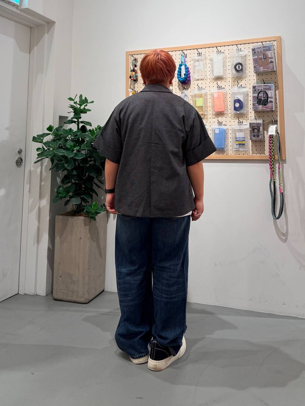 ブルー系のデニムパンツ、ホワイト系のTシャツ/カットソー、ブラック系のテーラードジャケットを着用したメンズの春コーディネートの4枚目の写真