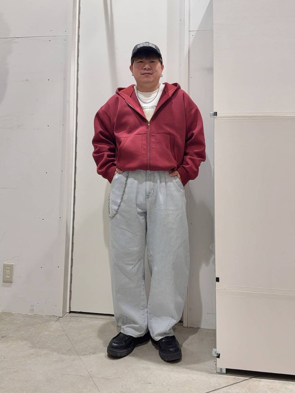 ホワイト系のTシャツ/カットソー、レッド系のパーカー、ブルー系のデニムパンツを着用したメンズの冬コーディネートの2枚目の写真