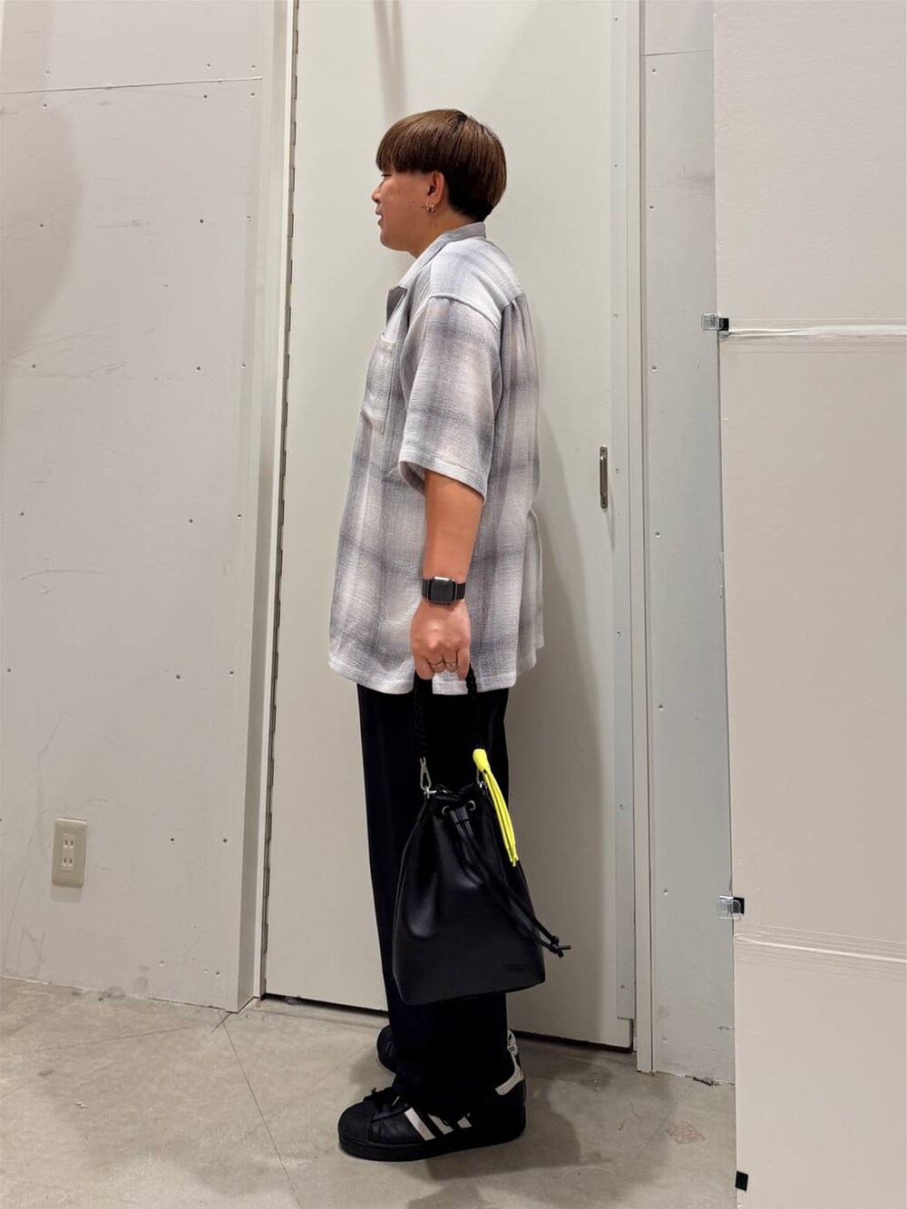ホワイト系のタンクトップ、グレー系のシャツ/ブラウス、ブラック系のその他シューズを着用したメンズの夏コーディネートの3枚目の写真
