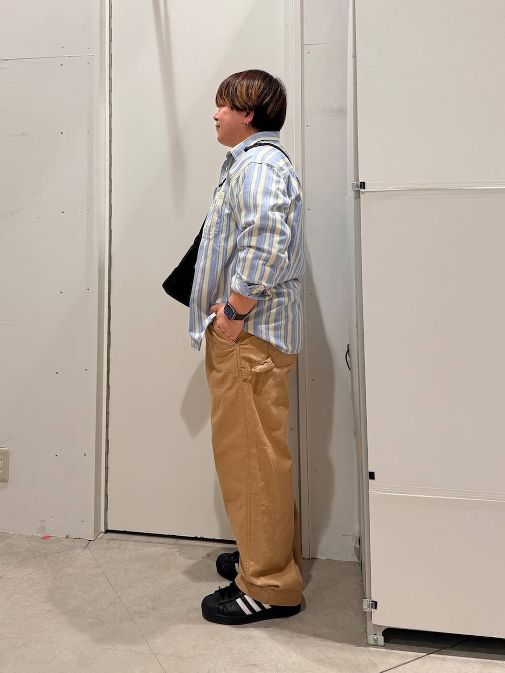 ブラック系のその他シューズ、ブルー系のシャツ/ブラウス、ベージュ系のその他パンツを着用したメンズの春コーディネートの3枚目の写真