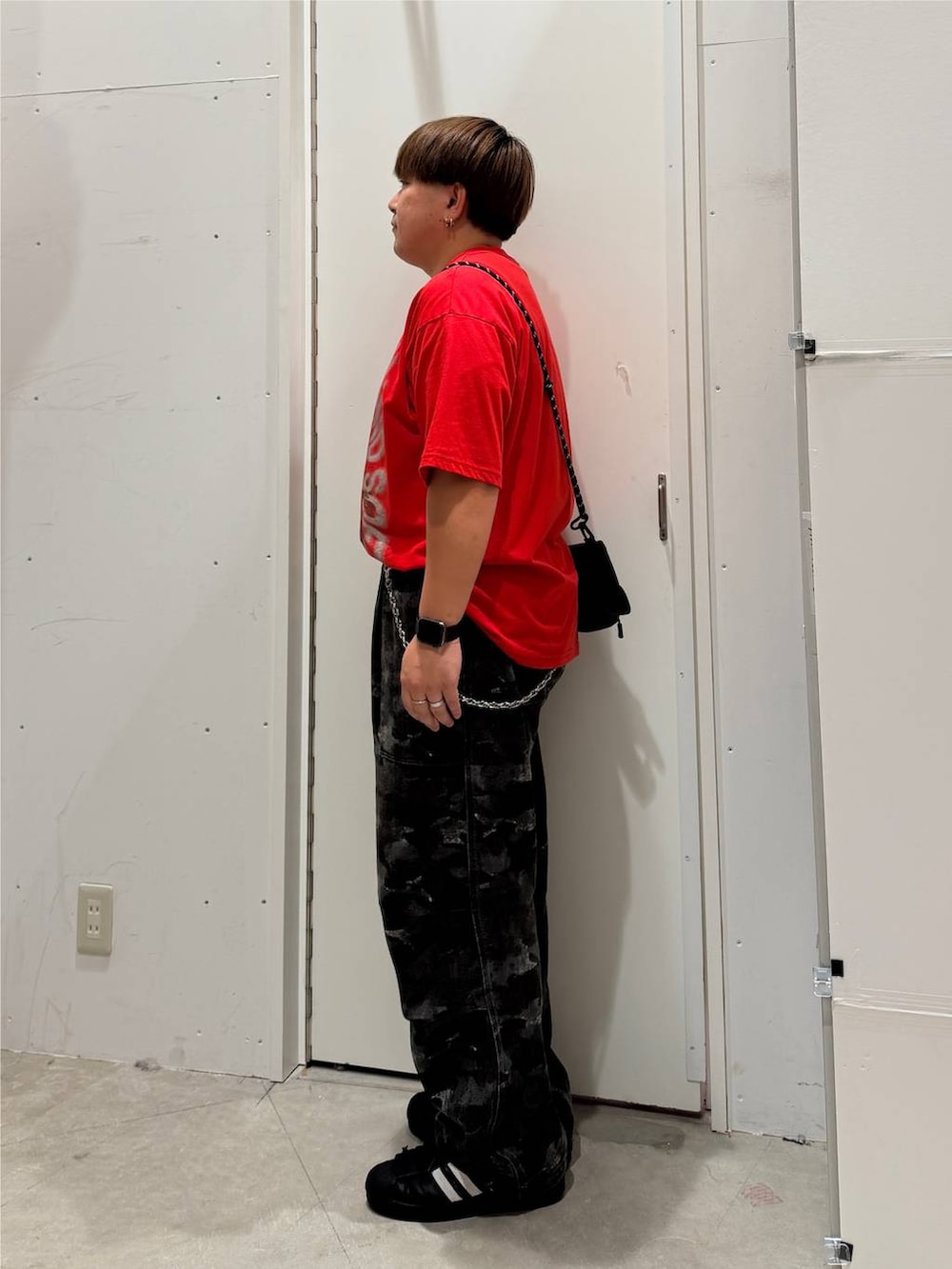 グレー系のその他パンツ、ブラック系のその他シューズ、ブラック系のショルダーバッグを着用したメンズの夏コーディネートの3枚目の写真