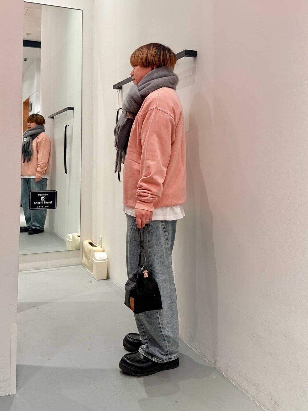 ピンク系のスウェット、ホワイト系のTシャツ/カットソー、ブルー系のデニムパンツを着用したメンズの冬コーディネートの3枚目の写真