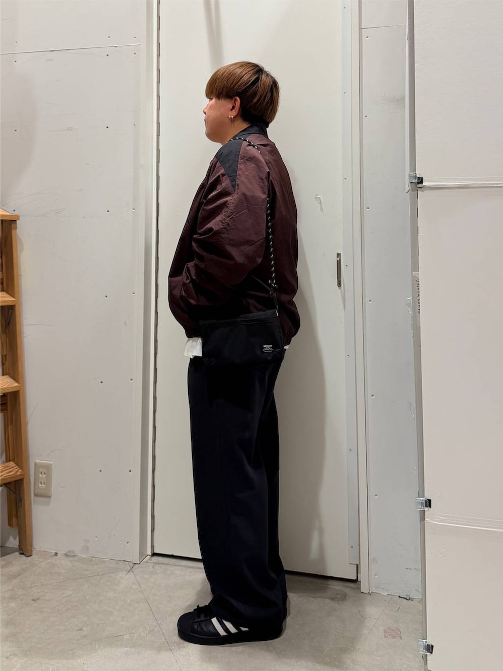 グレー系のその他パンツ、ブラック系のその他シューズ、ブラック系のショルダーバッグを着用したメンズの秋コーディネートの3枚目の写真