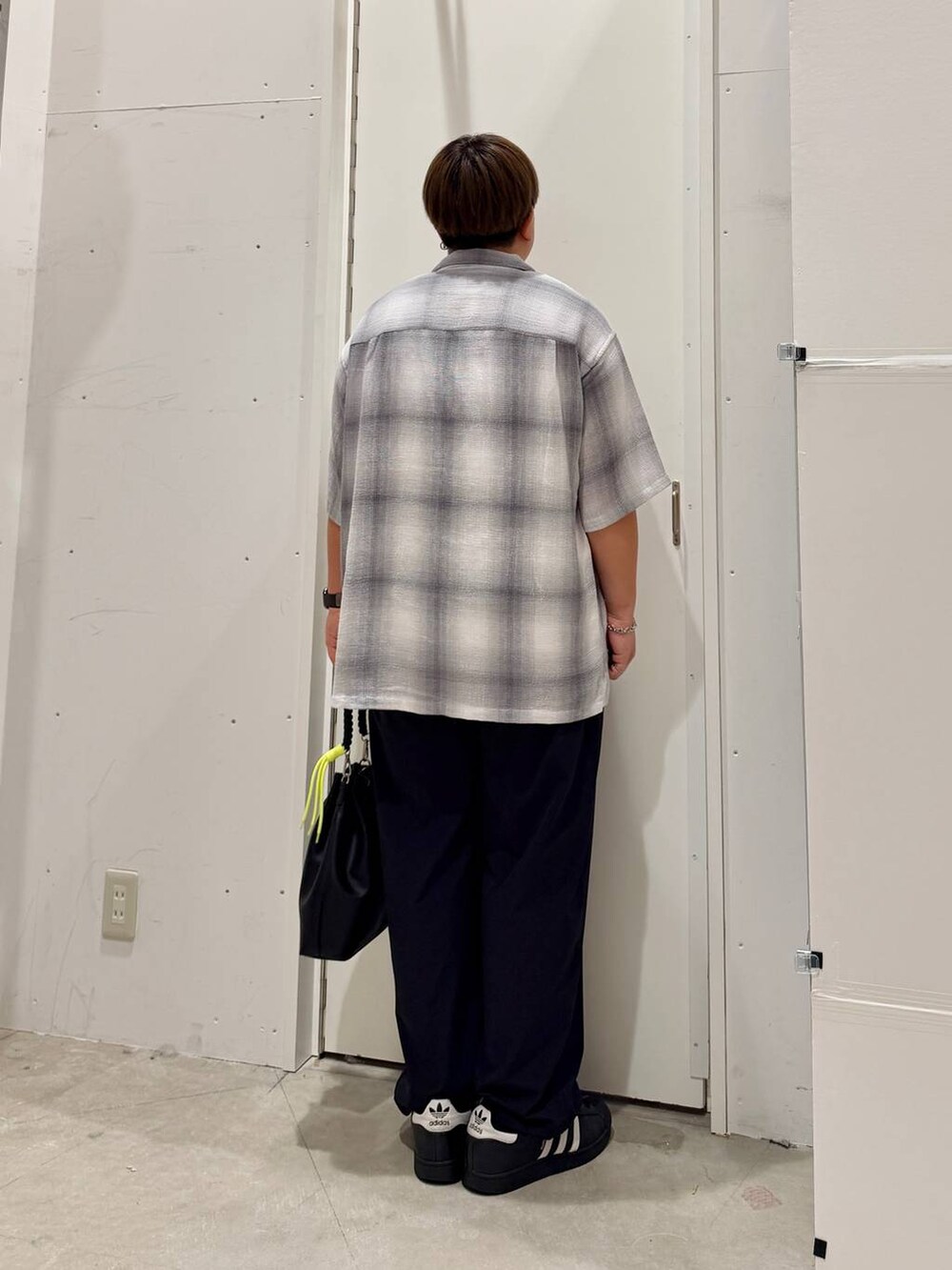 ホワイト系のタンクトップ、グレー系のシャツ/ブラウス、ブラック系のその他シューズを着用したメンズの夏コーディネートの4枚目の写真