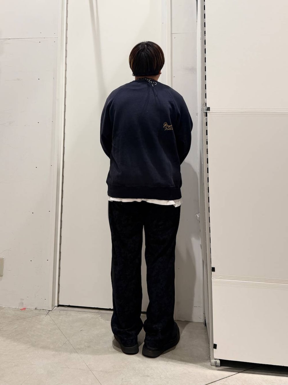 その他のショルダーバッグ、グレー系のスウェット、ホワイト系のTシャツ/カットソーを着用したメンズの春コーディネートの4枚目の写真