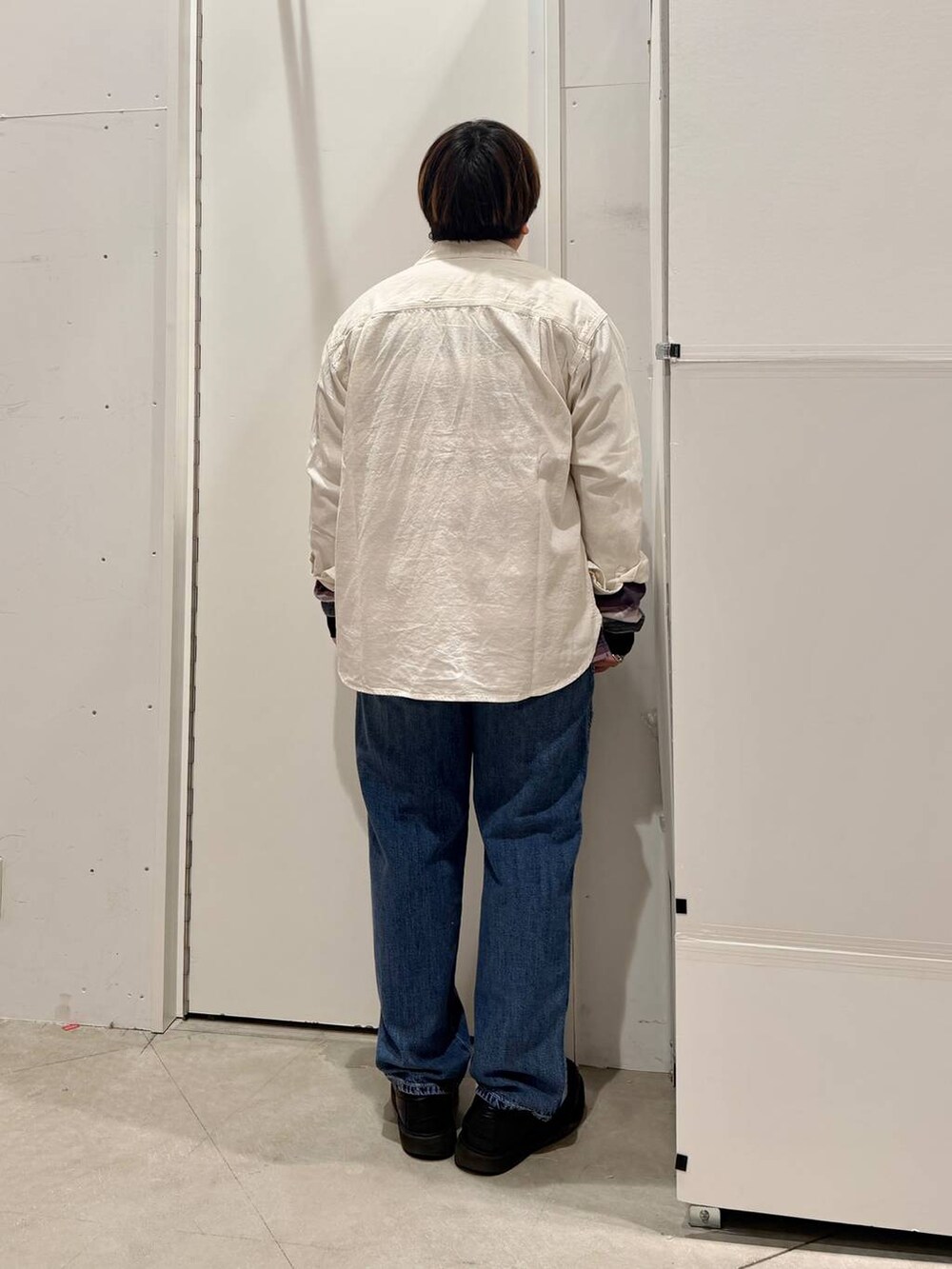 パープル系のTシャツ/カットソー、ブルー系のデニムパンツ、ホワイト系のシャツ/ブラウスを着用したメンズの春コーディネートの4枚目の写真